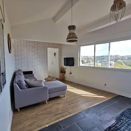 Logement Independant Renove Tres Belle Terrasse Vue Mer Port Et Holiday home Marseille